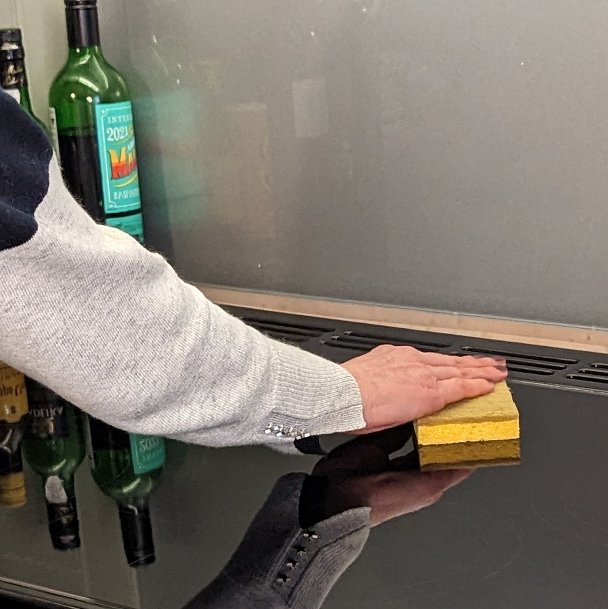 woman cleaning oven with ecojiko cellulose sponge scourers