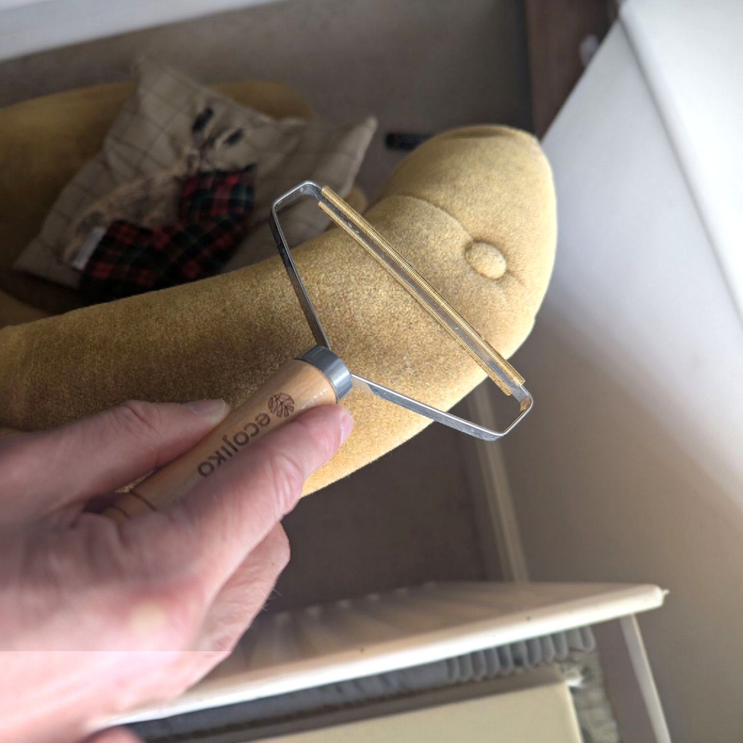 Wooden Lint & Pet Hair Remover, Carpet Scraper